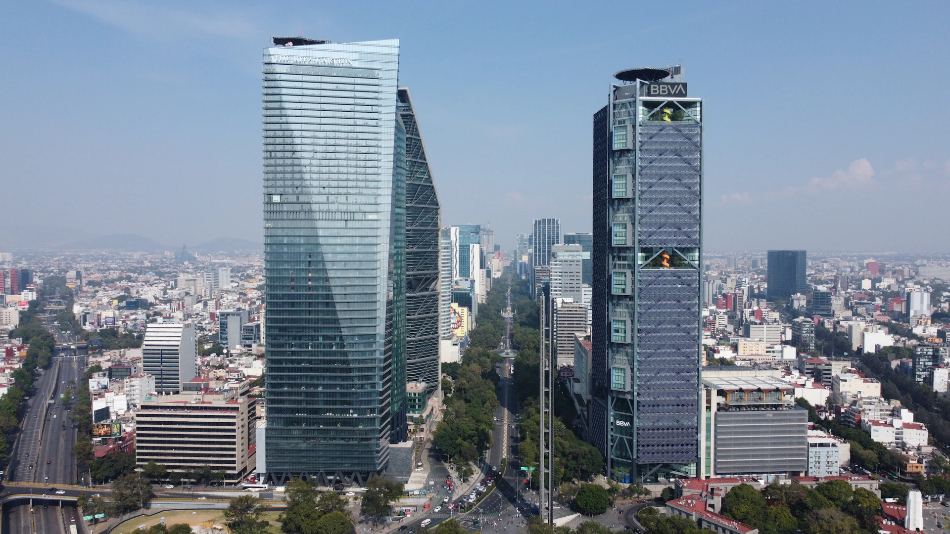 Arquitectura y arbolado de Paseo de la Reforma en Ciudad de México